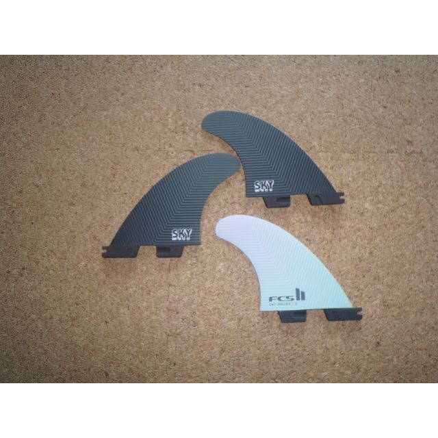 2023年FCS Sky Brown TRI FIN　PAD　SET スポーツ/アウトドアのスポーツ/アウトドア その他(サーフィン)の商品写真