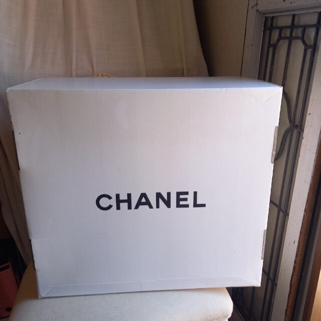 CHANEL　超特大サイズの白い箱　お部屋のオブジェにいかが。