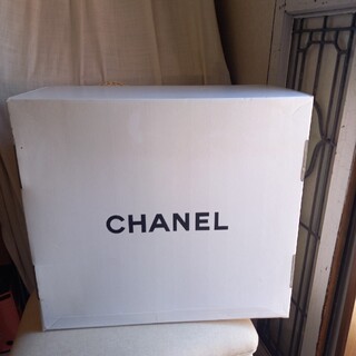 シャネル(CHANEL)のCHANEL　超特大サイズの白い箱　お部屋のオブジェにいかが。(ショップ袋)