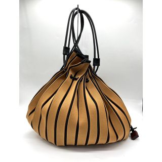 イッセイミヤケ(ISSEY MIYAKE)のイッセイミヤケ　リュック　プリーツ　ブラウン　正規品(リュック/バックパック)