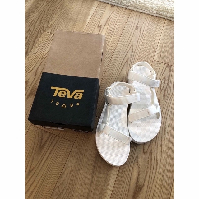 Teva(テバ)の値下げ☁️☀️⛰️🌈🏃‍♀️💨TEVA 箱付　厚底　白　フラットサンダル　 レディースの靴/シューズ(サンダル)の商品写真