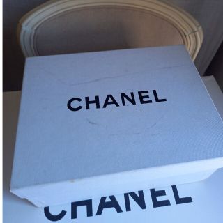 CHANEL　超特大サイズの白い箱　お部屋のオブジェにいかが。