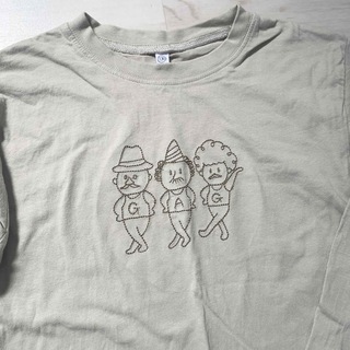 ニシマツヤ(西松屋)のおじさんトリオ刺繍ロングtシャツ130cmベージュ(Tシャツ/カットソー)