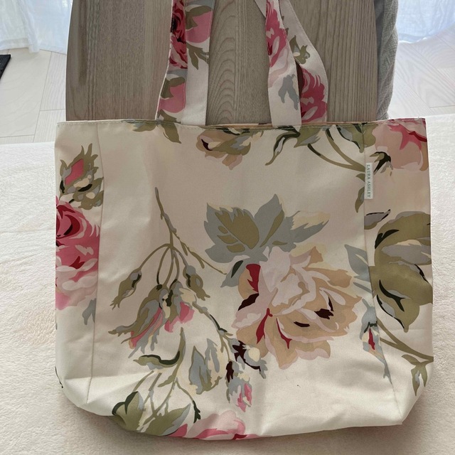 LAURA ASHLEY(ローラアシュレイ)のローラアシュレイ　Laura ashley エコバッグ　ローズ　ムック本　花柄 レディースのバッグ(エコバッグ)の商品写真