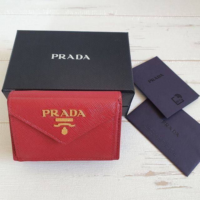 【新品・未使用】PRADA ロゴ サフィアーノ 三つ折り財布 レッド