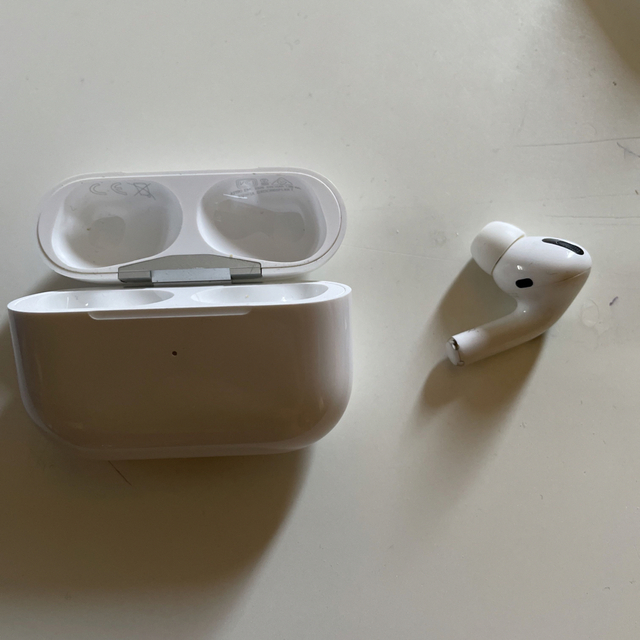 Apple(アップル)のmil様専用　　AirPodsケースと、右耳用 スマホ/家電/カメラのスマートフォン/携帯電話(その他)の商品写真