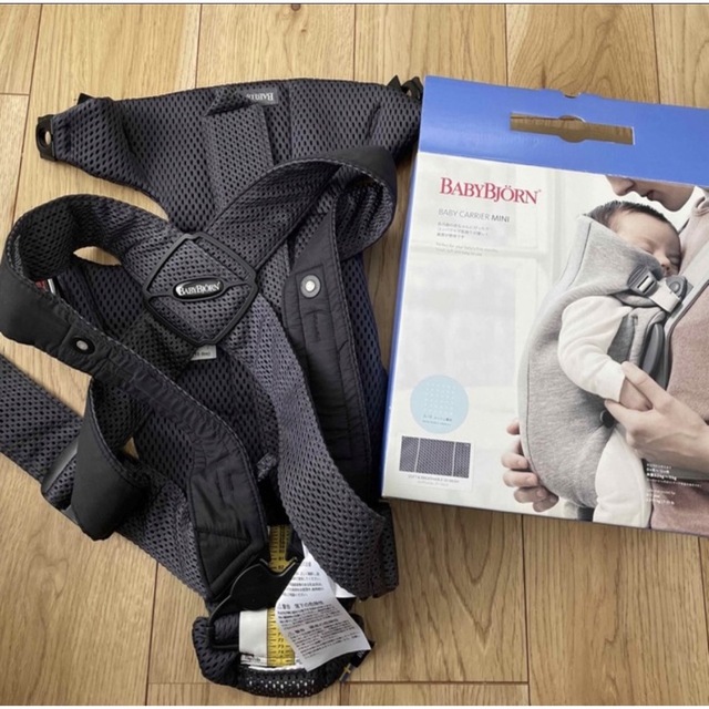 BABYBJORN(ベビービョルン)のベビービョルン　ベビーキャリア  ミニ エアー メッシュ　値下げしました☆ キッズ/ベビー/マタニティの外出/移動用品(抱っこひも/おんぶひも)の商品写真