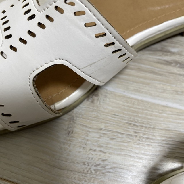 Re:EDIT(リエディ)のカッティングベルトローヒールサンダル ホワイト Sサイズ レディースの靴/シューズ(サンダル)の商品写真