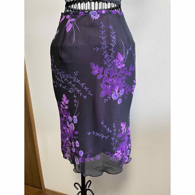 裾が可愛い　ボタニカル柄エレガントタイトスカート レディースのスカート(ひざ丈スカート)の商品写真