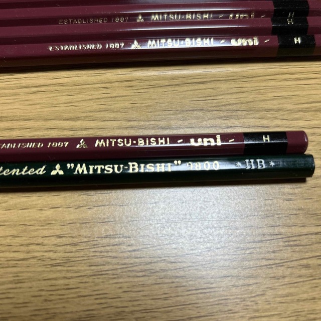 三菱鉛筆(ミツビシエンピツ)の三菱鉛筆　uni8本とおまけ エンタメ/ホビーのアート用品(鉛筆)の商品写真