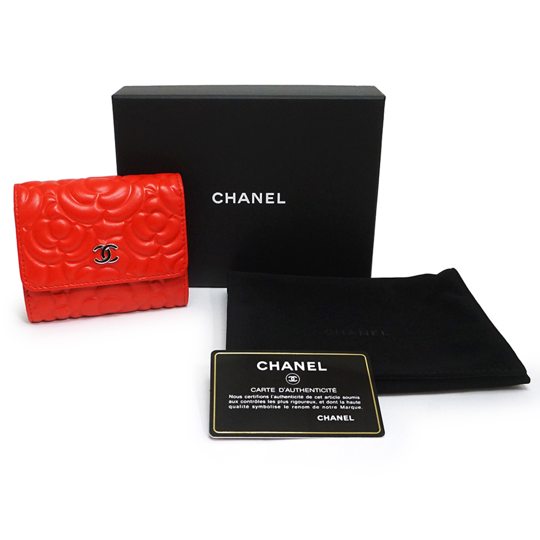 CHANEL - シャネル カメリア エンボス コンパクト 三つ折り財布 カーフ