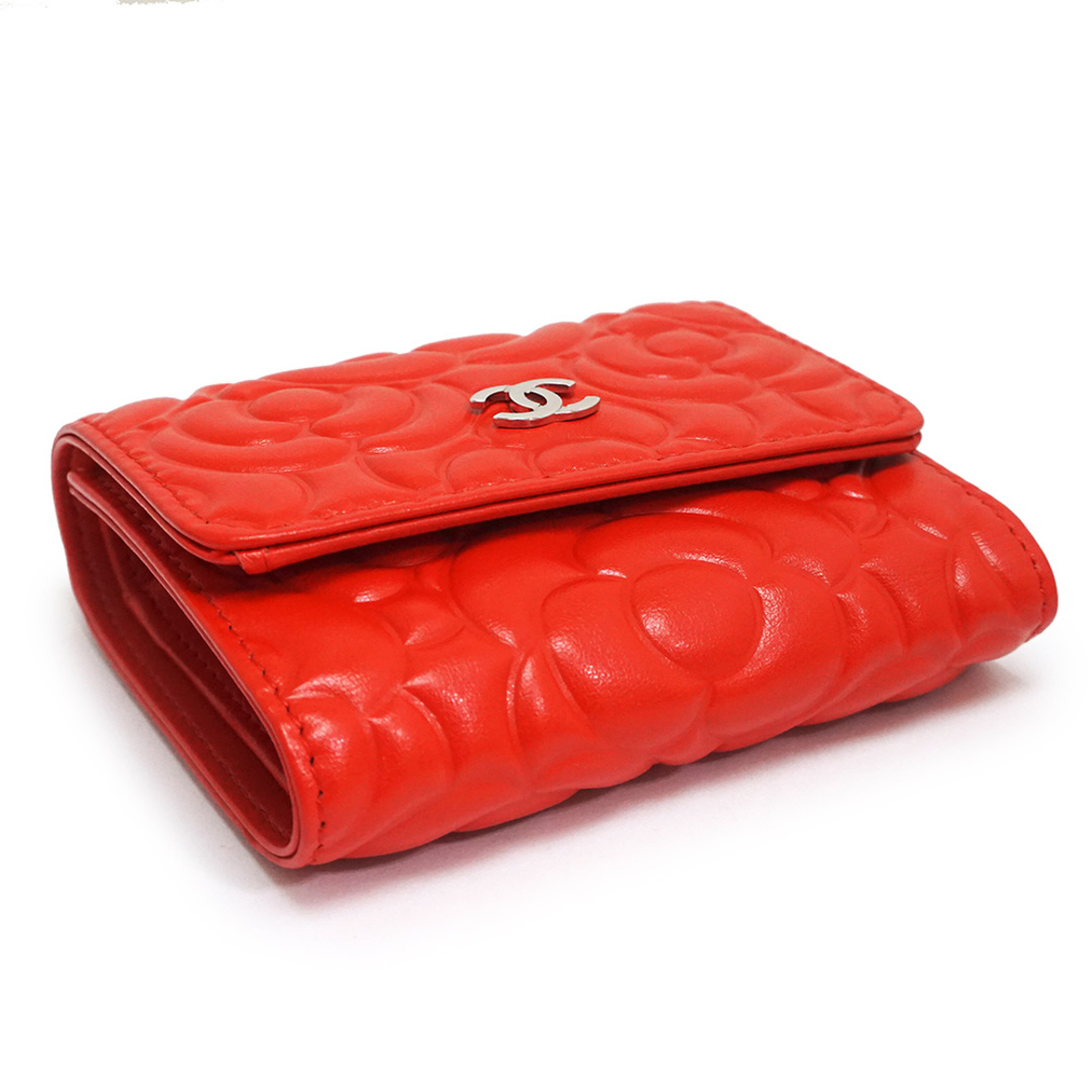 CHANEL - シャネル カメリア エンボス コンパクト 三つ折り財布 カーフ
