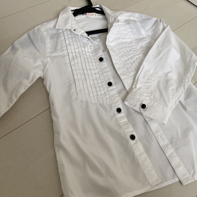 H&M(エイチアンドエム)のデザインYシャツ キッズ/ベビー/マタニティのキッズ服男の子用(90cm~)(ドレス/フォーマル)の商品写真