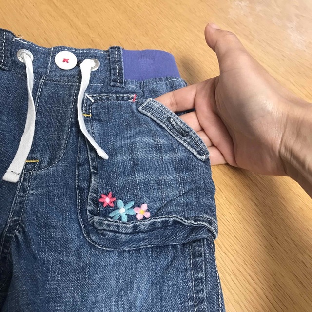 babyGAP(ベビーギャップ)のBaby GAP 90刺繍かわいいデニムパンツ キッズ/ベビー/マタニティのキッズ服女の子用(90cm~)(パンツ/スパッツ)の商品写真