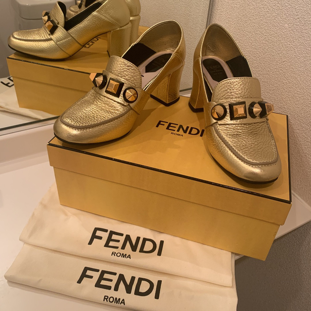 FENDI(フェンディ)のFENDI  新品に近い　人気完売品！ローファー　パンプス レディースの靴/シューズ(ローファー/革靴)の商品写真