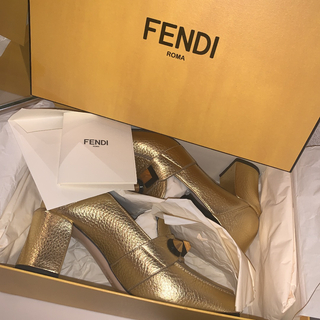 フェンディ(FENDI)のFENDI  新品に近い　人気完売品！ローファー　パンプス(ローファー/革靴)