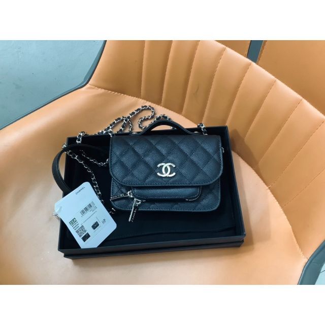 小さめなのに機能的】CHANEL シャネル 22AW チェーン クラッチ 【国内在庫】