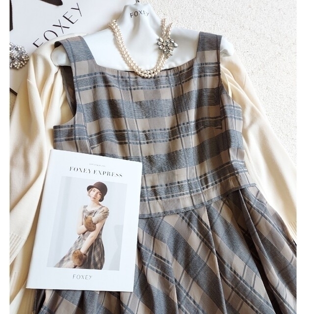 FOXEY(フォクシー)のFOXEY❤️42 Dress “Aalto”グレーベージュ レディースのワンピース(ロングワンピース/マキシワンピース)の商品写真