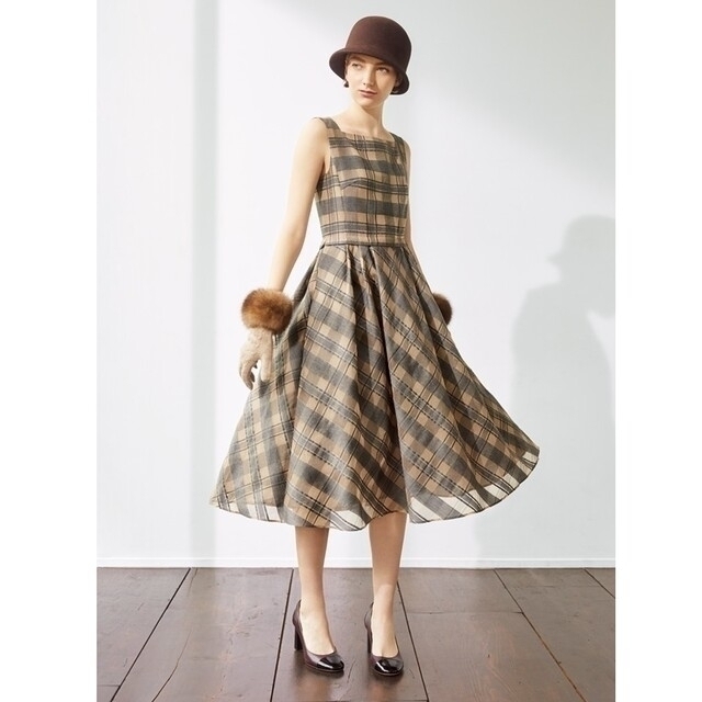 FOXEY(フォクシー)のFOXEY❤️42 Dress “Aalto”グレーベージュ レディースのワンピース(ロングワンピース/マキシワンピース)の商品写真