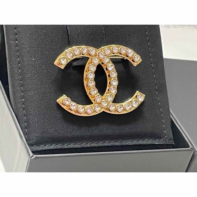 CHANEL(シャネル)のCHANEL シャネル　ブローチ　ココマーク　ゴールド　限定　完売　新品　未使用 レディースのアクセサリー(ブローチ/コサージュ)の商品写真