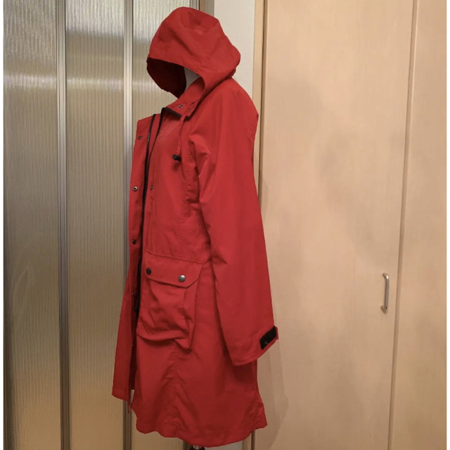AEON(イオン)のTOPVALU フード付きアウトドアコートブルゾン　赤モッズコート　レインコート レディースのファッション小物(レインコート)の商品写真