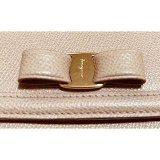定価64900円.新品正規】 サルバトーレフェラガモ ヴァラ 定番財布 ベージュ