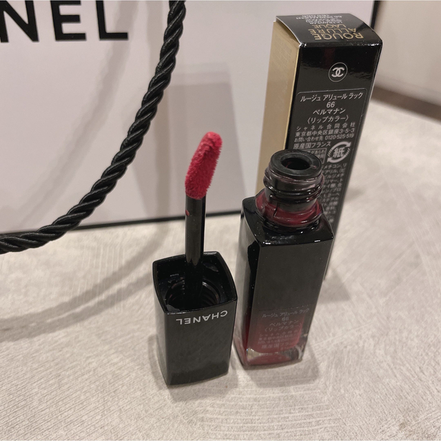 CHANEL(シャネル)の新品同様　シャネル　ルージュアリュールラック66 ペルマナン　リップカラー コスメ/美容のベースメイク/化粧品(口紅)の商品写真