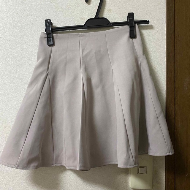 GRL(グレイル)の新品未使用❣️ インパン裏地付きフレアミニスカート❣️グレージュ　スカート　ミニ レディースのスカート(ミニスカート)の商品写真