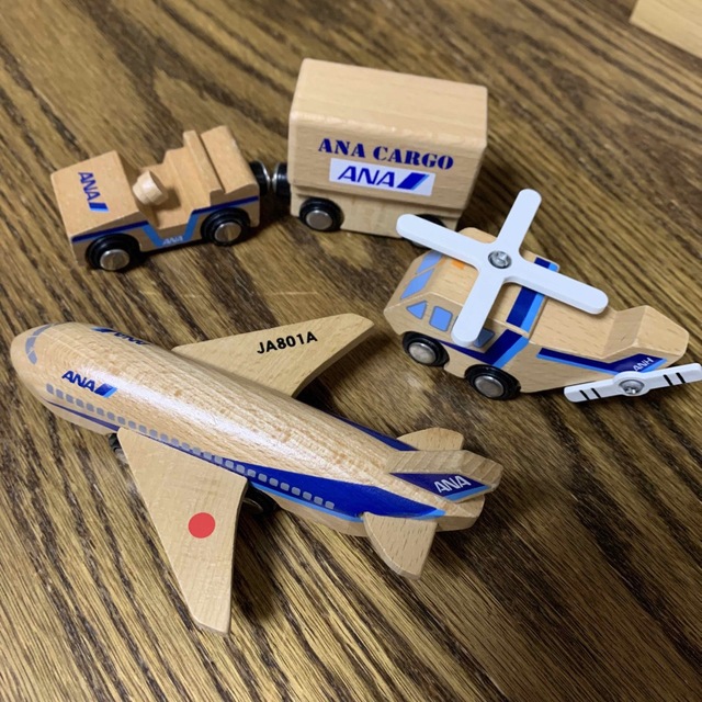 ANA(全日本空輸)(エーエヌエー(ゼンニッポンクウユ))のANA木製　飛行機　ヘリコプター エンタメ/ホビーのテーブルゲーム/ホビー(航空機)の商品写真