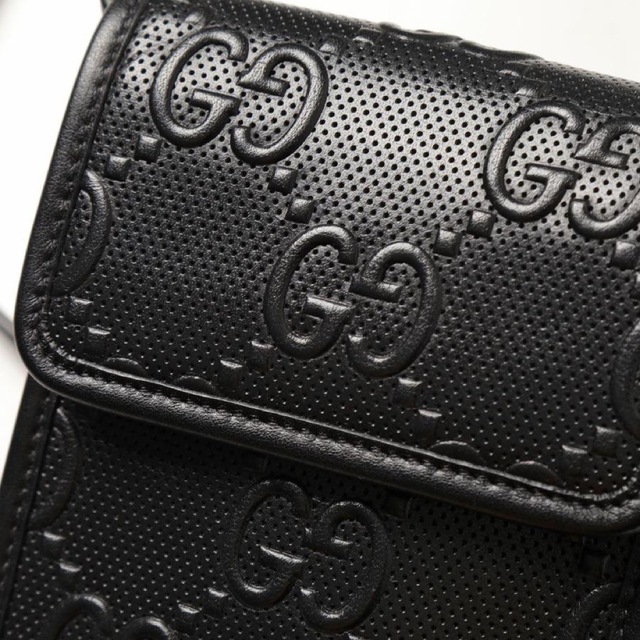 Gucci(グッチ)の美品 GUCCI グッチ 625571 GGエンボスレザー サコッシュバッグ メンズのバッグ(ショルダーバッグ)の商品写真