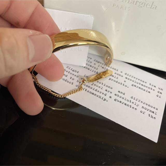 Maison Martin Margiela(マルタンマルジェラ)の 箱付き Maison Margiela バングル レディースのアクセサリー(ブレスレット/バングル)の商品写真