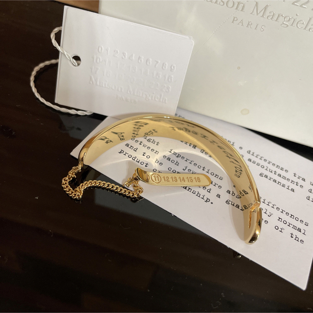 Maison Martin Margiela(マルタンマルジェラ)の 箱付き Maison Margiela バングル レディースのアクセサリー(ブレスレット/バングル)の商品写真