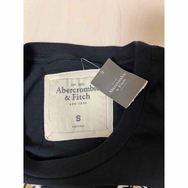 Abercrombie&Fitch(アバクロンビーアンドフィッチ)のアバクロ  Abercrombie & Fitch　可愛いTシャツ　半袖　 レディースのトップス(Tシャツ(半袖/袖なし))の商品写真