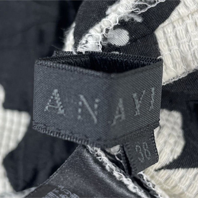 ANAYI(アナイ)の【美品☆】アナイ　ANAYI スカート　花柄　フラワー柄　白黒　Mサイズ レディースのスカート(ひざ丈スカート)の商品写真