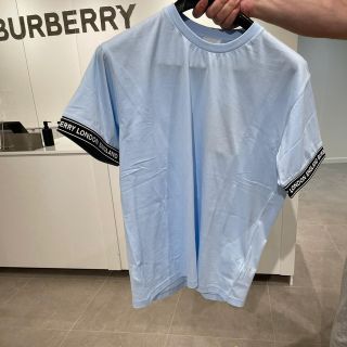 バーバリー(BURBERRY)の〈新品タグ付き〉BURBERRY ロゴ テープスリーブ オーバーサイズTシャツ (Tシャツ/カットソー(半袖/袖なし))