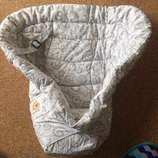 エルゴベビー(Ergobaby)の値下げしました！！【新品・未使用】エルゴ インサート ギャラクシーグレー(抱っこひも/おんぶひも)