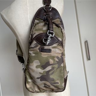 ダニエルアンドボブ(Daniel & Bob)のダニエル＆ボブPIPPO MIMETEK CAMO 中古ボディバッグカモ柄(ボディーバッグ)