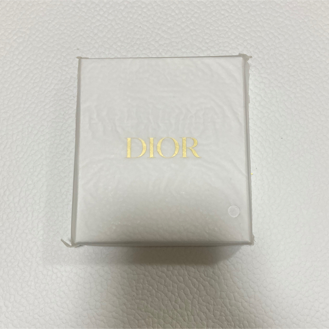 Dior(ディオール)のディオール  ノベルティ　ピンバッチ　シルバー会員　ウェルカムギフト エンタメ/ホビーのコレクション(ノベルティグッズ)の商品写真