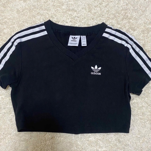 adidas(アディダス)のadidas クロップドTシャツ　ブラック レディースのトップス(Tシャツ(半袖/袖なし))の商品写真