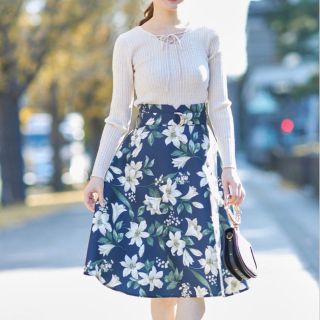 トッコクローゼット(TOCCO closet)の新品　tocco closet トッコクローゼット　花柄　スカート　ネイビー　(ひざ丈スカート)