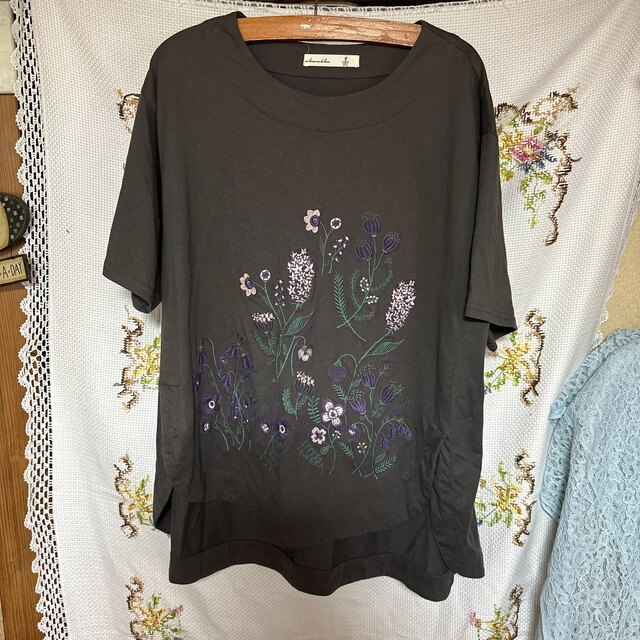 as know as de base(アズノゥアズドゥバズ)のアズノウアズオオラカサイズ レディースのトップス(Tシャツ(半袖/袖なし))の商品写真