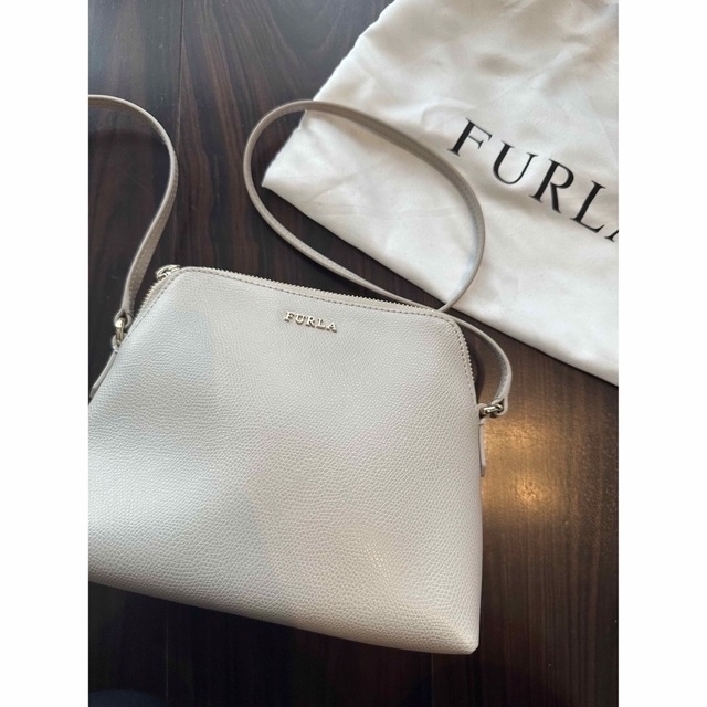 Furla(フルラ)の美品✨FURLA フルラ ショルダーバッグ ライトベージュ　グレージュ レディースのバッグ(ショルダーバッグ)の商品写真