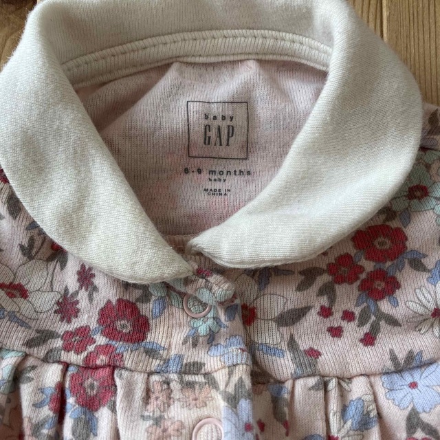 babyGAP(ベビーギャップ)の6-9m babyGAP 花柄ロンパース キッズ/ベビー/マタニティのベビー服(~85cm)(ロンパース)の商品写真