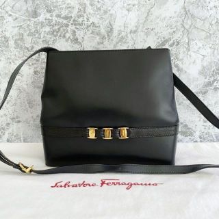 サルヴァトーレフェラガモ(Salvatore Ferragamo)のフェラガモ ショルダーバッグ ヴァラリボン レザー ブラック 金具(ショルダーバッグ)