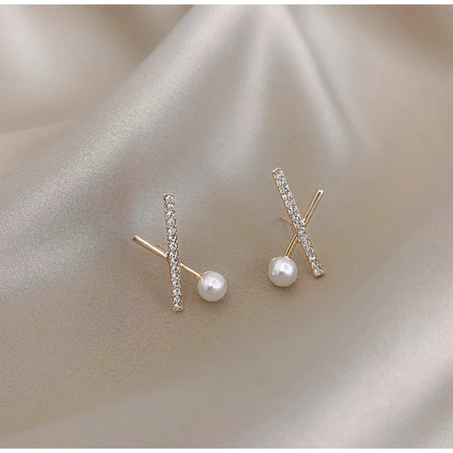 AHKAH(アーカー)のcross line pearl zirconia pierce s925 レディースのアクセサリー(ピアス)の商品写真