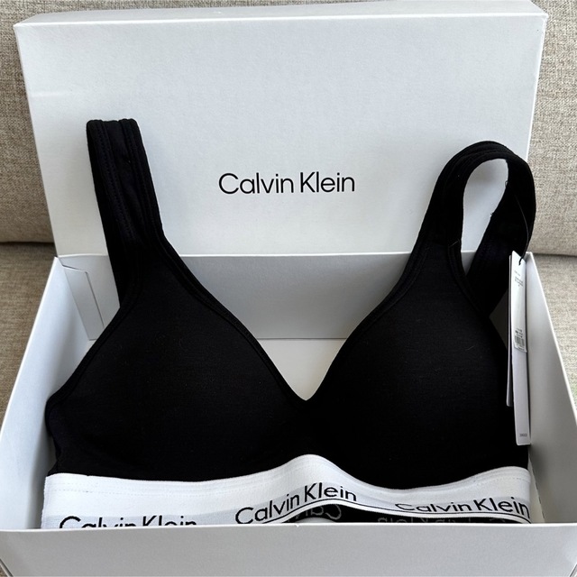 Calvin Klein(カルバンクライン)のCALVIN KLEIN ⭐️スクープ バックライトリー ラインド ブラレット レディースの下着/アンダーウェア(ブラ)の商品写真