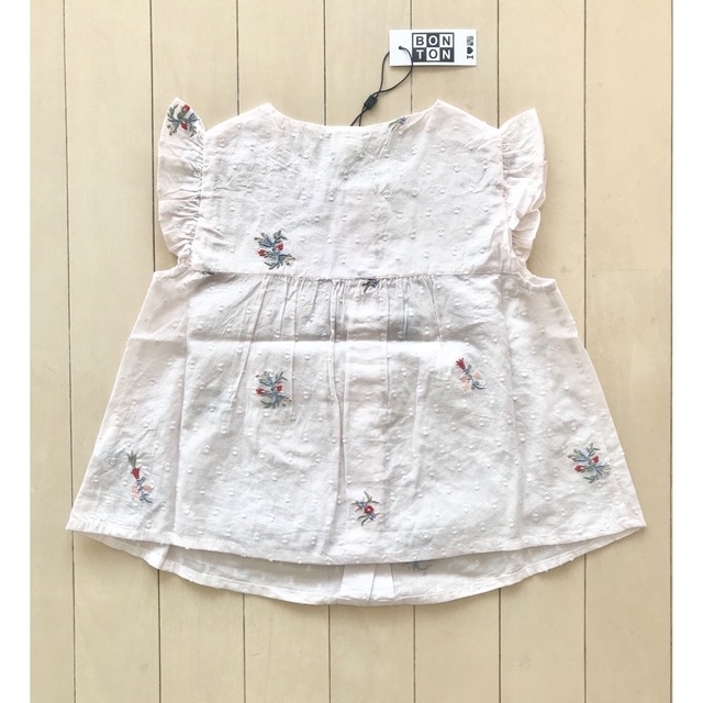 Bonpoint(ボンポワン)の新品✦BONTON 肩フリル 刺繍ブラウス(4a) キッズ/ベビー/マタニティのキッズ服女の子用(90cm~)(ブラウス)の商品写真