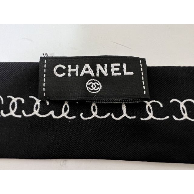 CHANEL(シャネル)のシャネル ヘアバンド ツイリー スカーフ シルク ブラック ホワイト 23CR  レディースのファッション小物(バンダナ/スカーフ)の商品写真