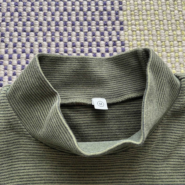 UNIQLO(ユニクロ)のUNIQLO ユニクロ 綿100% ハイネックカットソー Mカーキ ボーダー メンズのトップス(Tシャツ/カットソー(七分/長袖))の商品写真
