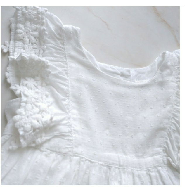 babyGAP(ベビーギャップ)のベビーギャップ　70 6M 9M 12M　ドレス　レース　ワンピース　白 キッズ/ベビー/マタニティのベビー服(~85cm)(ワンピース)の商品写真